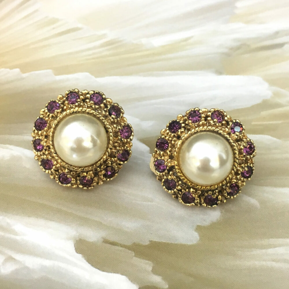 Boucles d’oreilles clips vintage rondes en métal doré avec cristal violet et perle blanche